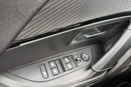 Photo 32 Peugeot 2008  PureTech 130 S&S BVM6