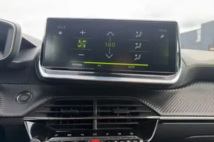 Photo 24 Peugeot 2008  PureTech 130 S&S BVM6