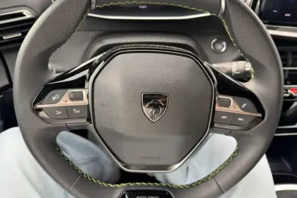 Photo 17 Peugeot 208  PureTech 100 S&S BVM6
