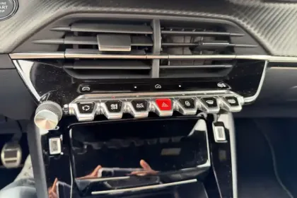 Photo 21 Peugeot 208  PureTech 100 S&S BVM6