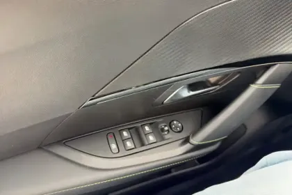 Photo 24 Peugeot 208  PureTech 100 S&S BVM6