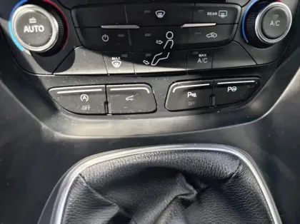 Photo 17 Ford Kuga 2.0 TDCi 150ch Stop&Start ST-Line 4x2