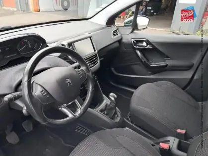 Photo 14 Peugeot 208  1.6 BlueHDi 100ch Style 5p