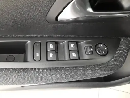 Photo 45 Peugeot 208  Hybrid 110 ch e-DCS6