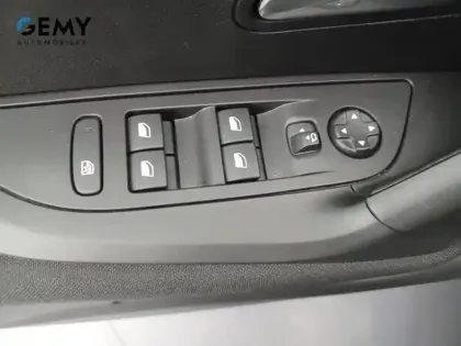 Photo 11 Peugeot 2008  PureTech 100 S&S BVM6