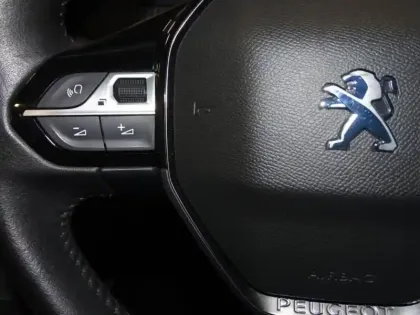 Photo 13 Peugeot 208  e- 136ch Style