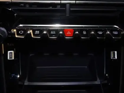 Photo 14 Peugeot 208  e- 136ch Style