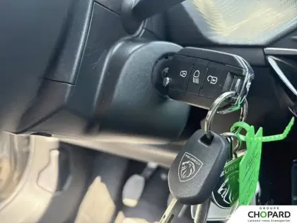 Photo 13 Peugeot 2008  PureTech 100 S&S BVM6