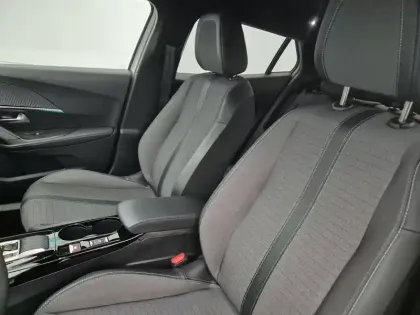 Photo 8 Peugeot 2008  PureTech 130 S&S EAT8