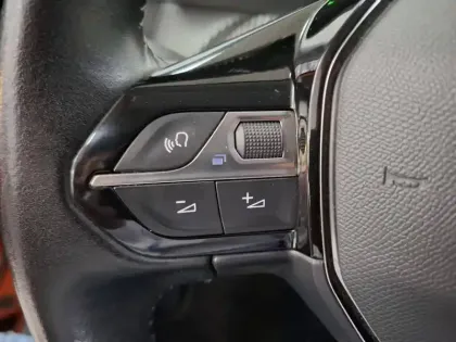 Photo 20 Peugeot 2008  PureTech 100 S&S BVM6