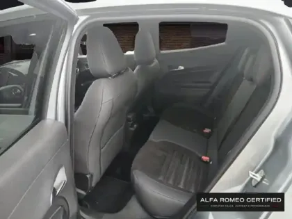 Photo 8 Alfa Romeo Junior  1.2 Ibrida 145ch e-DCT6 INTENSA