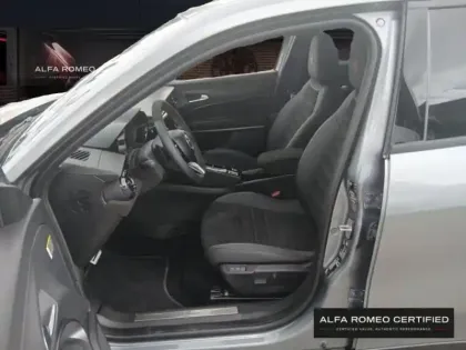 Photo 7 Alfa Romeo Junior  1.2 Ibrida 145ch e-DCT6 INTENSA