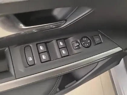 Photo 24 Peugeot 5008  Hybrid 136 e-DCS6
