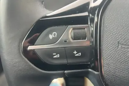 Photo 11 Peugeot 2008  Electrique 54 kWh 156 ch