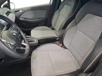 Photo 11 Renault Clio  E-Tech full hybrid 145