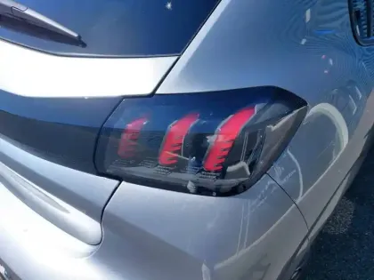 Photo 16 Peugeot 208  PureTech 100 S&S BVM6