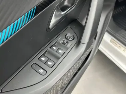 Photo 48 Peugeot 2008  Electrique 136 ch