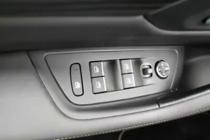 Photo 18 Peugeot 508  Hybrid4 360 e-EAT8 Peugeot Sport Engineered