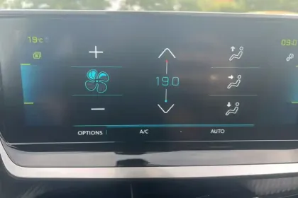 Photo 17 Peugeot 2008  Electrique 136 ch