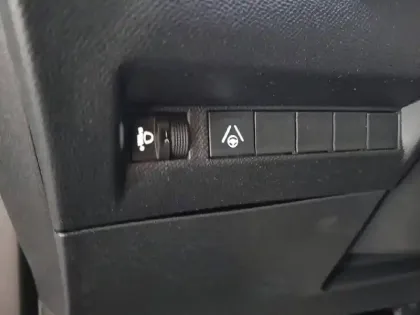 Photo 33 Peugeot 2008  Hybrid 136 e-DCS6