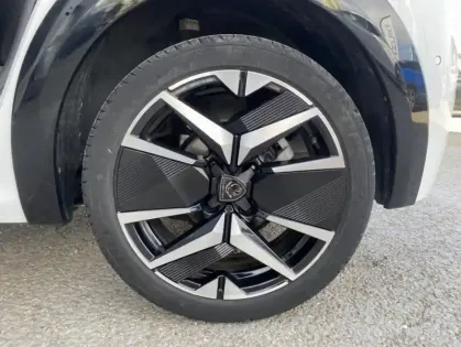 Photo 15 Peugeot 208 II Hybrid 100 e-DCS6 GT