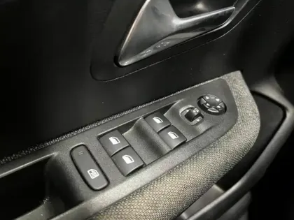 Photo 8 Peugeot 208  e- 136ch Style