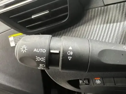 Photo 11 Peugeot 208  e- 136ch Style