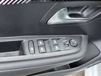 Photo 58 Peugeot 208  Hybrid 100 e-DCS6