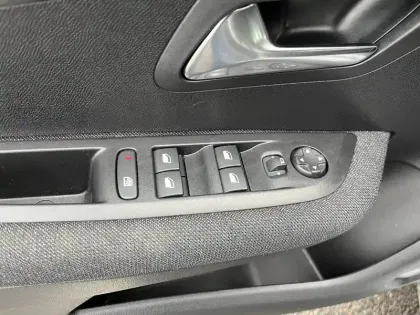 Photo 16 Peugeot 208  Hybrid 100 e-DCS6
