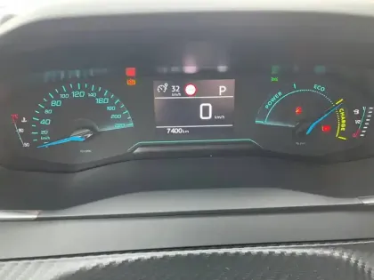 Photo 33 Peugeot 208  Hybrid 100 e-DCS6
