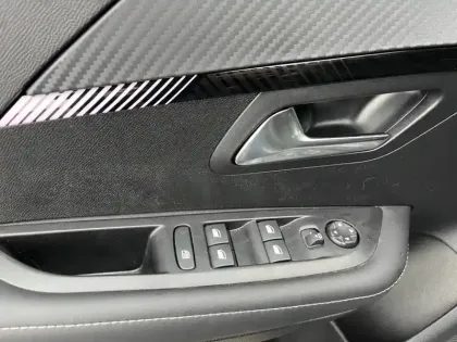 Photo 62 Peugeot 208  Hybrid 136 e-DCS6