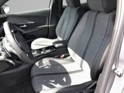 Photo 10 Peugeot 2008  Hybrid 136 e-DCS6