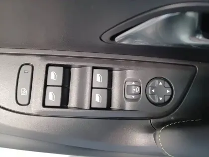 Photo 12 Peugeot 2008  Hybrid 145 e-DCS6