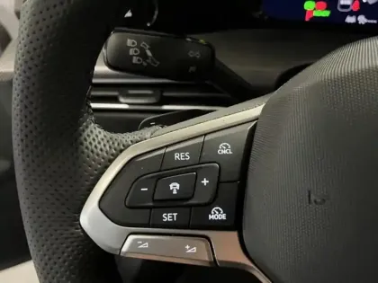 Photo 9 Volkswagen Golf  1.5 eTSI EVO2 150ch R-Line Edition DSG7