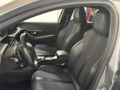 Photo 12 Peugeot 208  1.2 100 GT EAT8 LED / GPS / Carplay / Camera 180