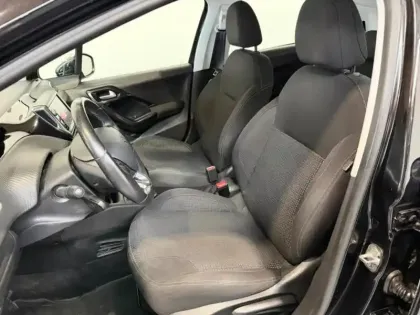 Photo 8 Peugeot 208  1.2  82 Allure 5p GPS / Clim Auto / régulateur