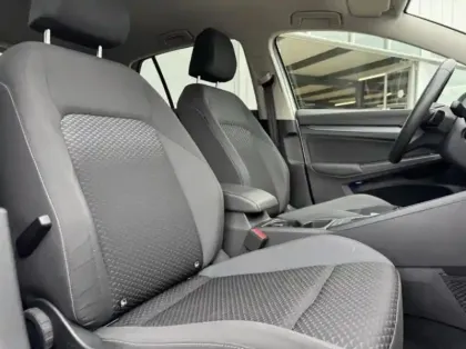 Photo 13 Volkswagen Golf  1.5 eTSI OPF 130ch Active DSG7
