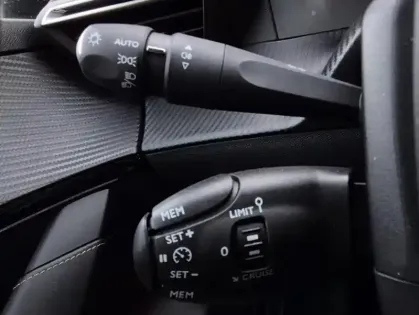 Photo 13 Peugeot 208 II Electrique GT