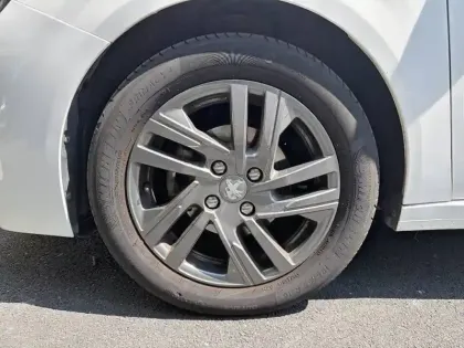 Photo 12 Peugeot 208  PureTech 75 S&S BVM5