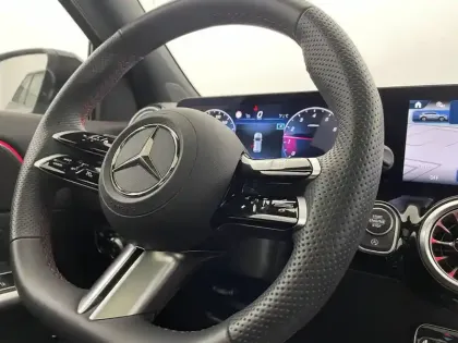 Photo 48 Mercedes GLA  200 7G-DCT
