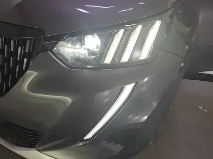 Photo 15 Peugeot 2008  PureTech 130 S&S EAT8