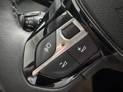 Photo 13 Peugeot 208  Hybrid 110 ch e-DCS6