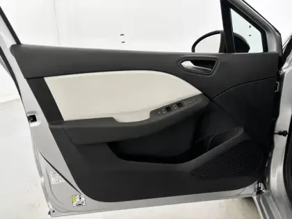 Photo 19 Renault Clio  E-Tech full hybrid 145