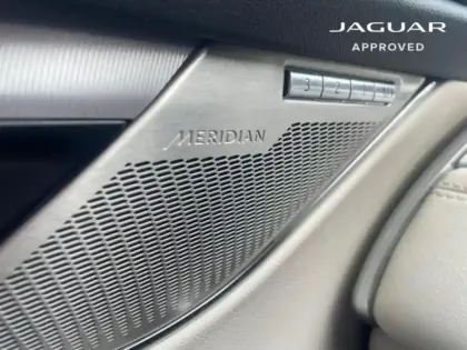Photo 11 Jaguar F-Pace  P400e Plug-in-Hybrid SE BVA8 AWD