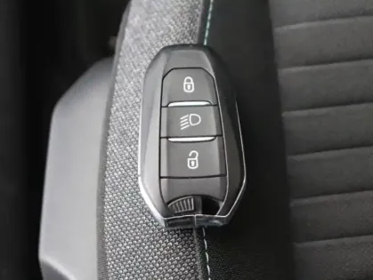 Photo 14 Peugeot 208  e- 136ch Style