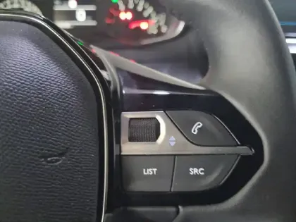 Photo 28 Peugeot 2008  PureTech 100 S&S BVM6