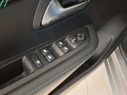 Photo 10 Peugeot 208  PureTech 100 S&S BVM6