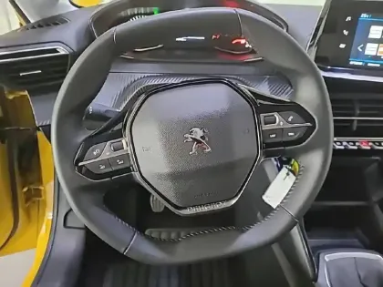 Photo 44 Peugeot 208  PureTech 100 S&S BVM6