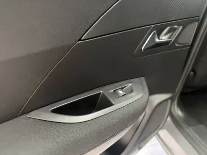 Photo 19 Peugeot 2008  PureTech 100 S&S BVM6
