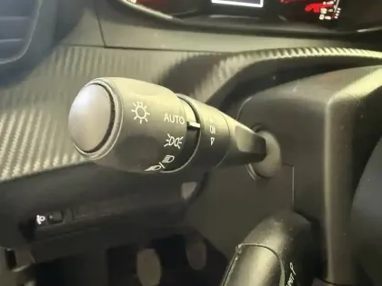 Photo 24 Peugeot 2008  PureTech 100 S&S BVM6